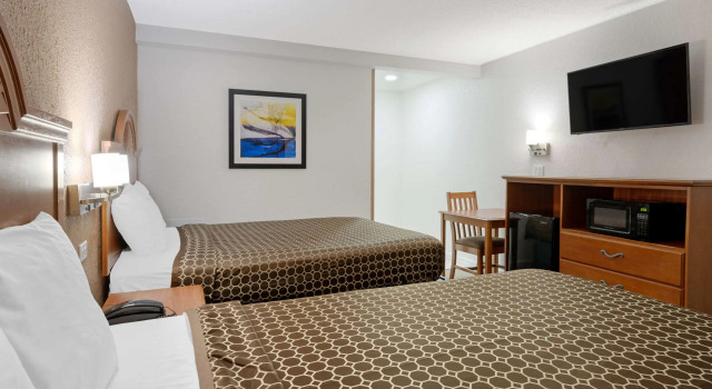 Четырёхместный номер Standard Rodeway Inn Terre Haute near University