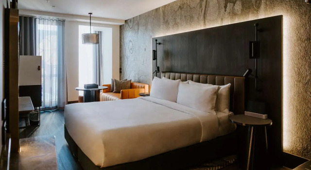 Номер Standard с балконом The Motley Hotel Richmond, Tapestry Collection by Hilton