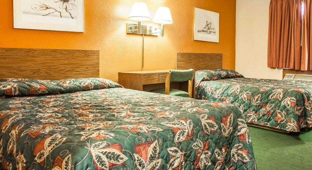 Четырёхместный номер Standard Red Roof Inn Des Moines