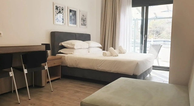 Eantos Studios and Suites