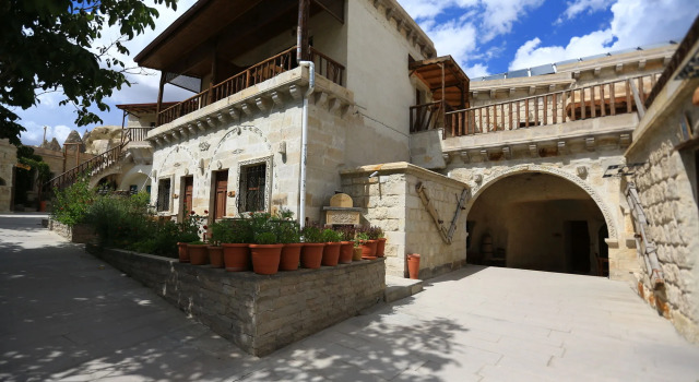 Holiday Cave Hotel