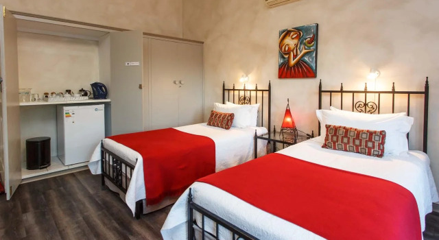 Miles B&B Guest House, Забронировать Отель «постель и завтрак» Отели Оудсхорн с парковкой, рядом с CP Nel Museum, Парковка