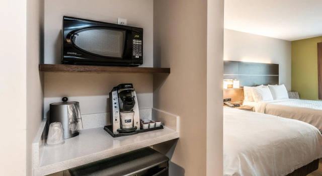 Четырёхместный номер Standard Holiday Inn Express Hotel & Suites Bradenton West by IHG