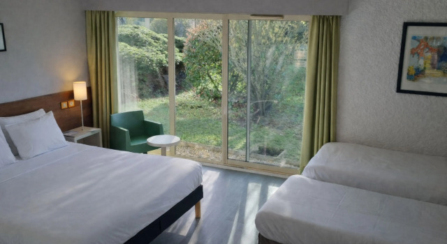 Четырёхместный номер Standard Kyriad Angoulême Nord Champniers- Hôtel & Résidence