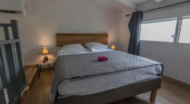 Superbe studio en duplex, vue sur mer et piscine, Varaa Huoneisto Hotellit Grande-Terre uima-altaalla, Uima-allas