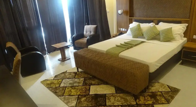 FINI Downtown, Book Hotel Hoteller i Fako med parkering, Parkering