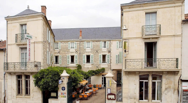 Logis Hôtel-Restaurant LE FONTARABIE, Забронировать Отель Отели Земель Луары с парковкой, Парковка
