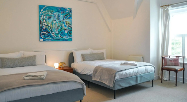 3BR Characterful Victorian Flat in Cheltenham, Cotswolds - Sleeps 8, FREE Parking, A walk away to local shops and Montpellier, Réserver Hôtel Cheltenham 