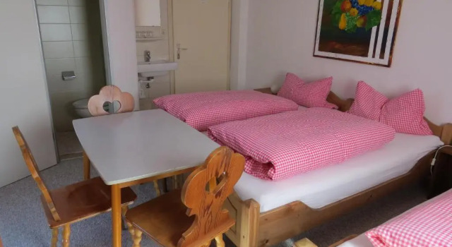 Трёхместный номер Standard с балконом Gästehaus Huber - traditional Sixties Hostel