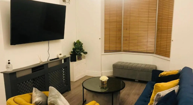 Апартаменты Fields Home a Stunning 3 Bedroom-Sleeps 5