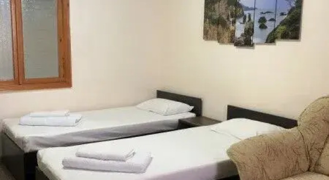 Кровать в общем номере с 2 комнатами с балконом Гостевой Дом ЭрЭм