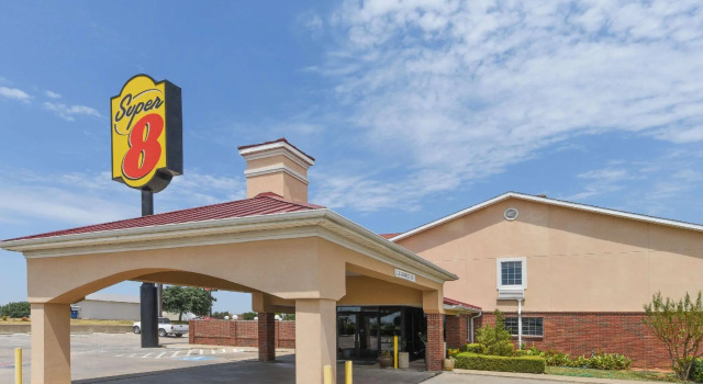 Кровать в общем номере Super 8 by Wyndham Burleson Fort Worth Area