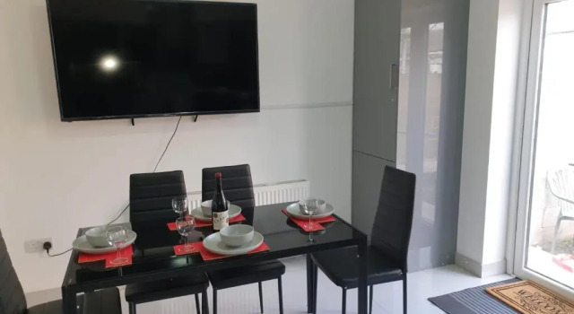 Large 4bed house up to 7beds parking Slough Train Station