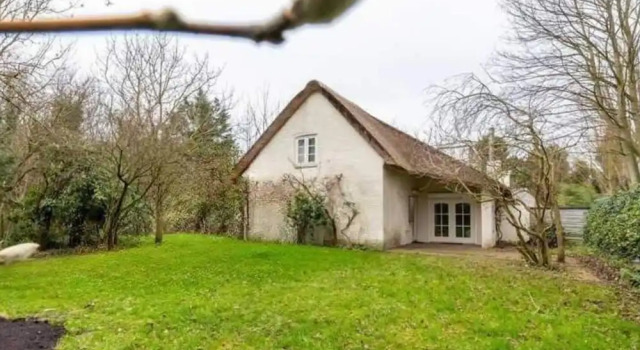 Коттедж Charming Beach Villa With Thatched Roof