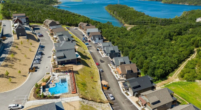 White Tail Summit- Sleeps 16 6 Bedroom Home by Redawning, Забронировать Отель Отели Table Rock Lake с парковкой, Парковка