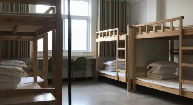 Кровать в общем номере (мужской номер) Jixi International Youth Hostel