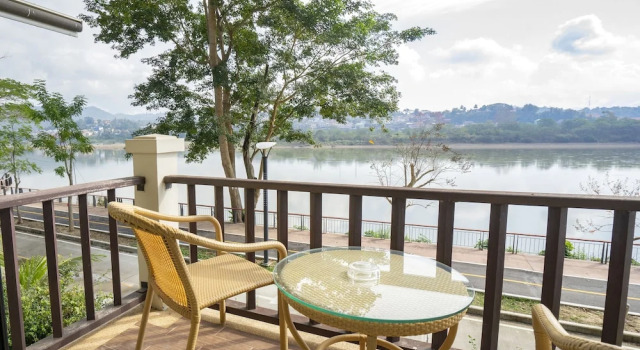 Номер Standard с балконом и с видом на реку Chiangkhong Teak Garden Riverfront Hotel