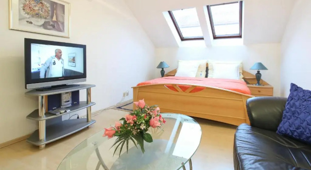 Апартаменты Lovely Apartment I Close to Main Station I 10 Minutes to Belvedere