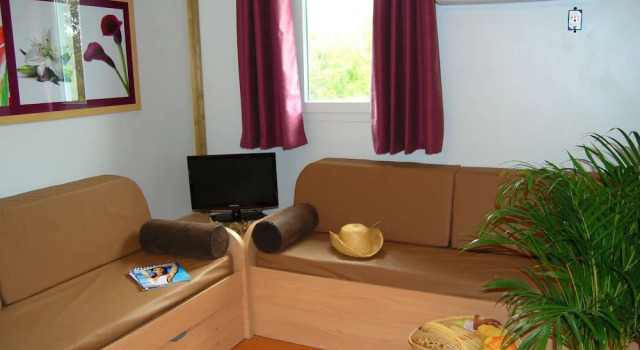 Detached Chalet With Dishwasher, on the Banks of the Lot, Réserver Chalet Cottages à Castelmoron-sur-Lot, Cottage