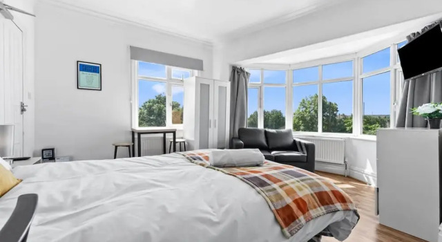 Large Modern Leeds Stay w 8 Private Ensuite Studio