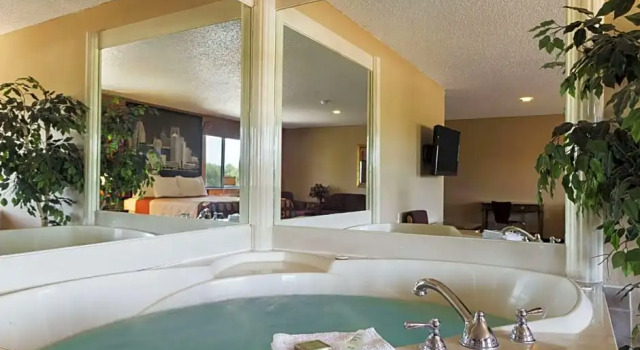 Люкс Deluxe Super 8 by Wyndham Taylor/Detroit Area