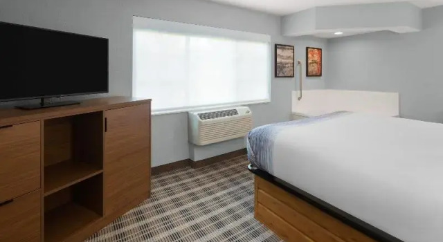 Люкс Deluxe AmericInn by Wyndham Douglas/Saugatuck