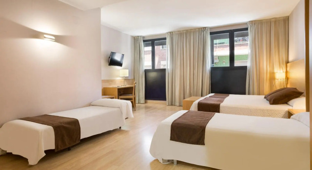 Четырёхместный номер Hotel Acta Azul Barcelona