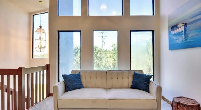 Lovely Palm Coast Retreat w/ Outdoor Kitchen, Забронировать Дом для отпуска Палм-Кост штат Флорида, рядом с Общинная церковь в Хэммоке