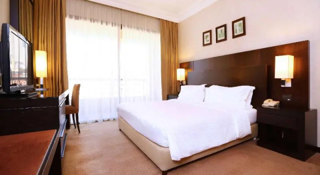 Двухместный номер Premium с балконом Ramada Plaza by Wyndham Beirut Raouche