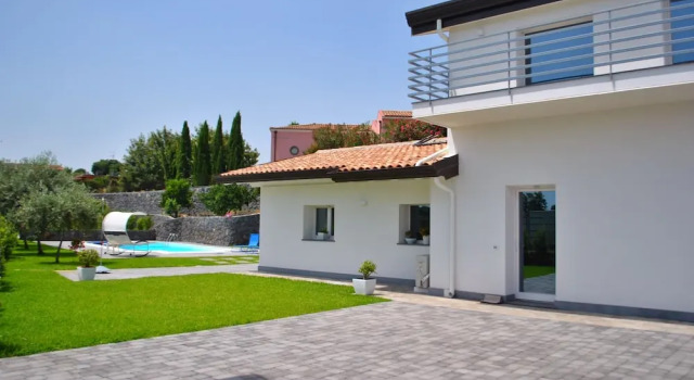 Villa Dedalisa by holidayngo