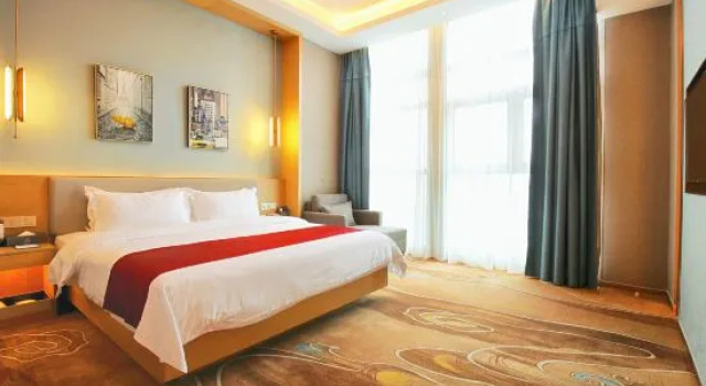 Dyrektorski suite 1 sypialnia z widokiem na jezioro Human Hotel