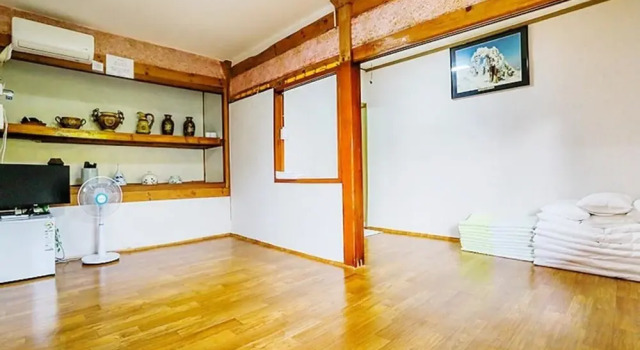Jeonju Ongoeul Hanok Stay, Забронировать Отель Чонджу Чолла-Пукто, рядом с Конфуцианская школа хянгё в Чонджу