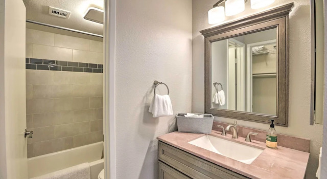 Апартаменты Sleek Phoenix Condo: Walk to Biltmore Fashion Park