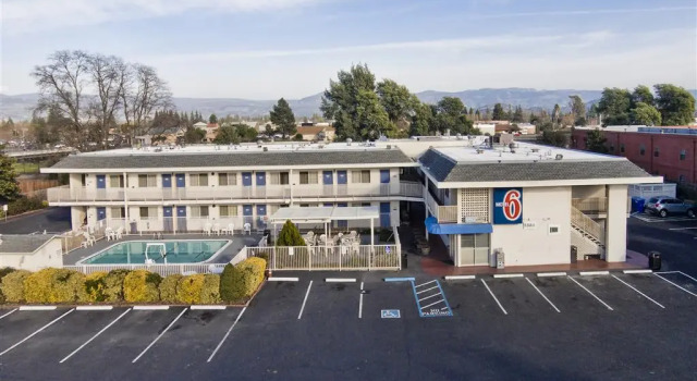 Кровать в общем номере Motel 6 Napa