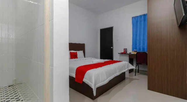 Двухместный номер Deluxe RedDoorz Plus near Kepri Mall