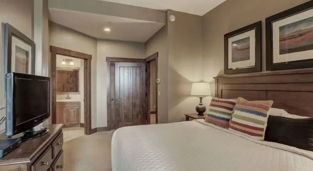 Номер Standard Crystal Peak Lodge 4 Bedroom Ski in, Ski out Slopeside Condo at the Base of Peak 7