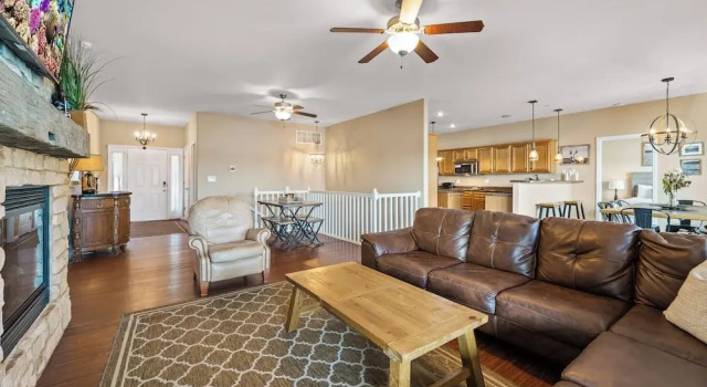 Коттедж Lakefront Ozarks Home: Tiki Bar, Pool, Deck, Views