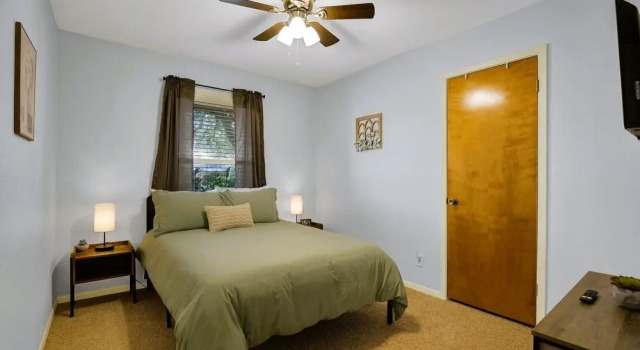 Cozy Haus With Fire Pit - 3 Min Drive to Main St!