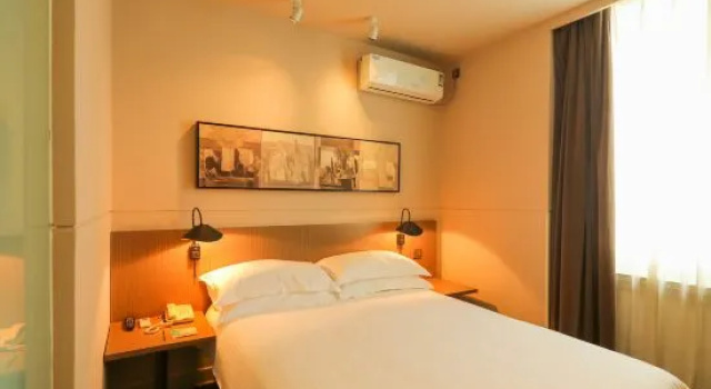 Двухместный номер Standard Jinjiang Inn North Station Huigong Plaza Hotel