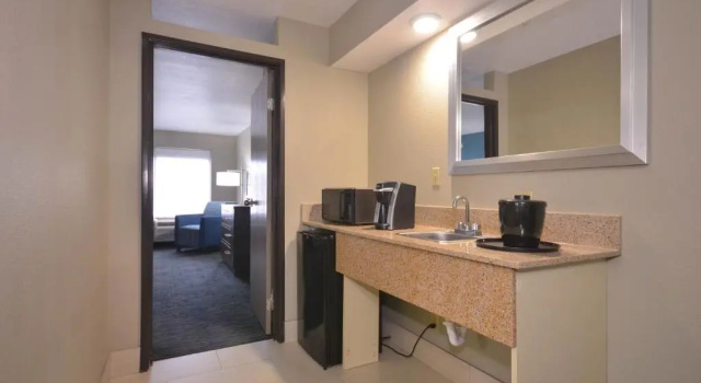 Двухместный люкс Business Holiday Inn Express & Suites Fayetteville University of Arkansas Area by IHG