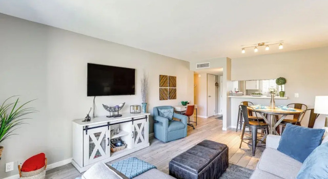 Unwind Poolside, Walk to Old Town! Scottsdale Unit