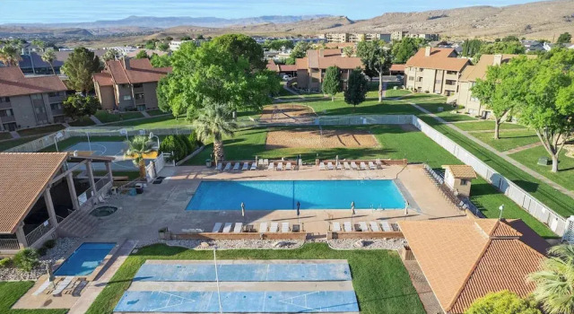 Hikers Hideaway Cozy Resort Condo w/ Pool & More, Забронировать Курортный отель Отели Сент-Джордж с парковкой, рядом с Гольф клуб "Корал Каньон", Парковка