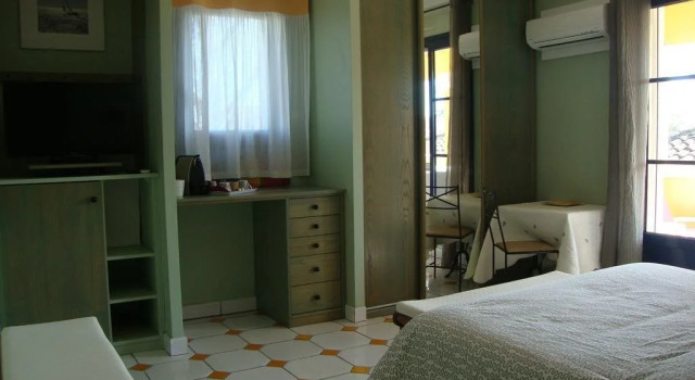Les Chambres du Midi, Book Hotel Hotels in Aigues-Mortes with a Pool, Swimming Pool