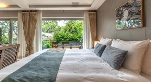 Люкс с красивым видом из окна The Seaes Hotel & Resort