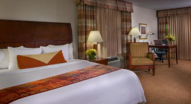 Полулюкс Hilton Garden Inn Milwaukee Northwest Conference Center