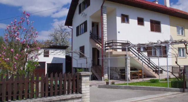 Apartment Tomy, Rezerwuj Apartament Hotele w Karlovac county z parkingiem, Parking