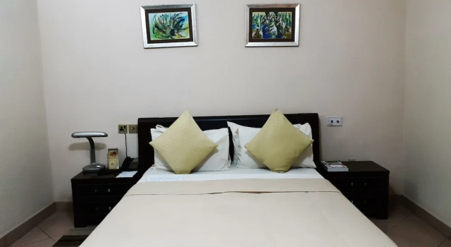 Одноместный номер Standard с балконом M Plaza Hotel