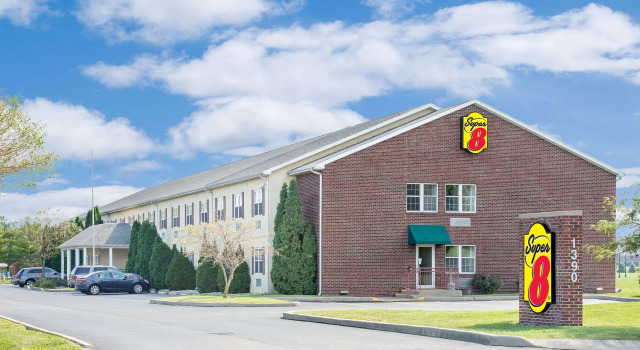 Super 8 By Wyndham Maumee Perrysburg Toledo Area, Book Hotel Hoteller i Maumee med parkering, Parkering