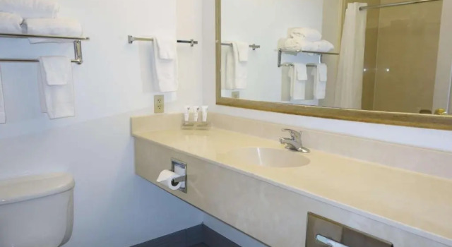 Четырёхместный номер Standard Country Inn & Suites by Radisson, Round Rock, TX