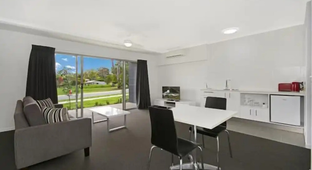 Трёхместный номер Luxury с балконом Cooroy Luxury Motel Apartments
